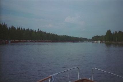 Outokummun satamassa on venevajoja.