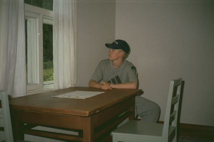 Ville sisällä Linnasaaren kansallispuiston torpassa.