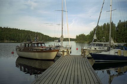 Linnasaaren kansallispuiston Sammakkoniemen leirintäalueen rauhallinen laituri.