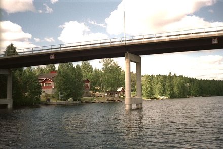 Kievari Kosken kartano pilkistää Sillan takaa.