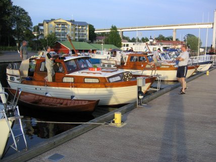 Kaksi Tristan 300 venettä Puumalassa.