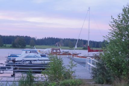 Topin maatilamyymälän suojaisaan laituriin.