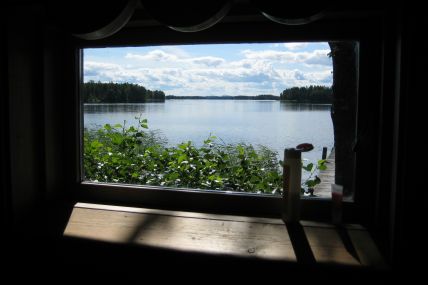 Näkymä Iivarinsalon saunan pesuhuoneesta.